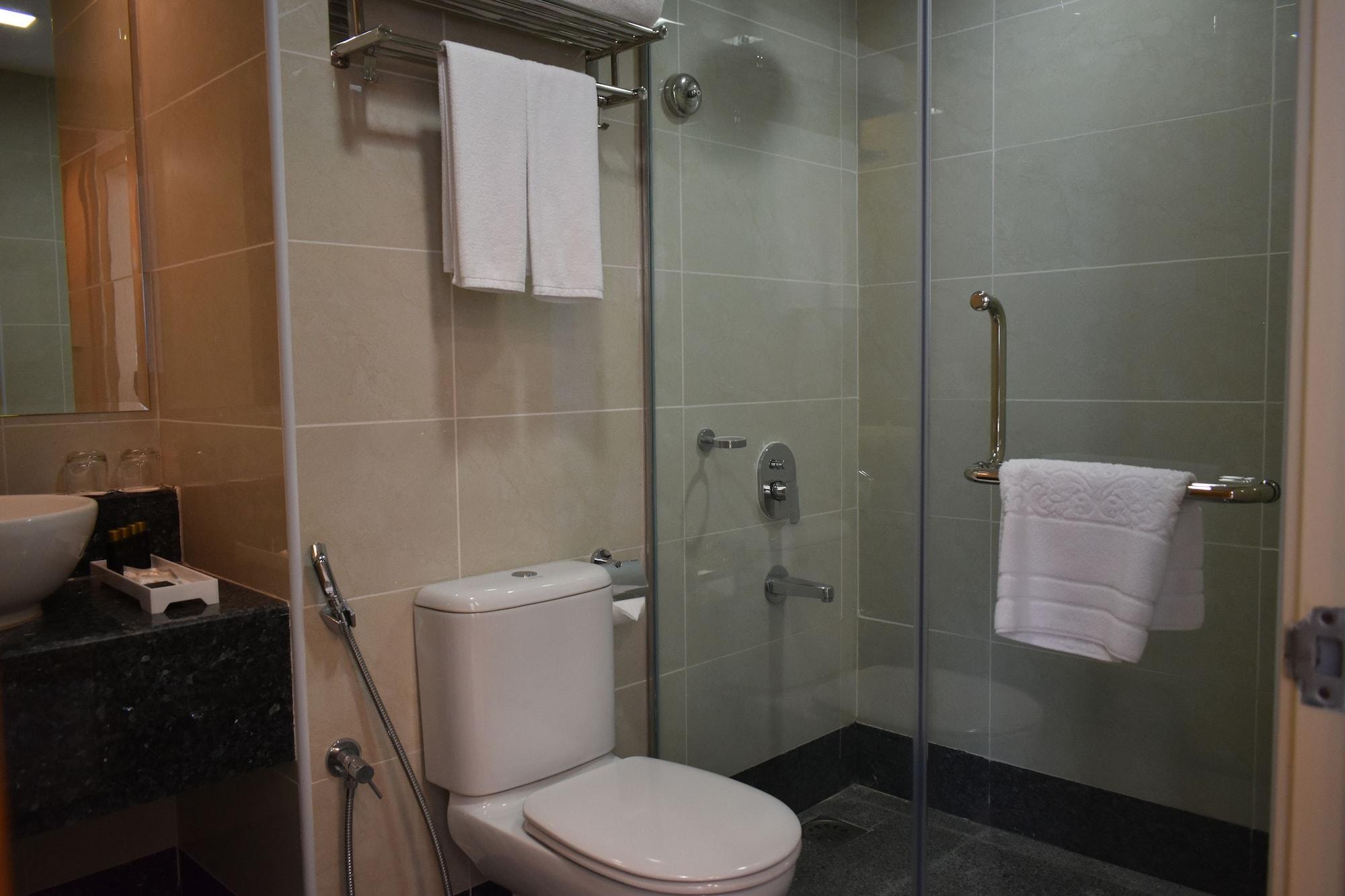 特纳拉酒店 班吉 外观 照片 Bathroom with shower enclosure