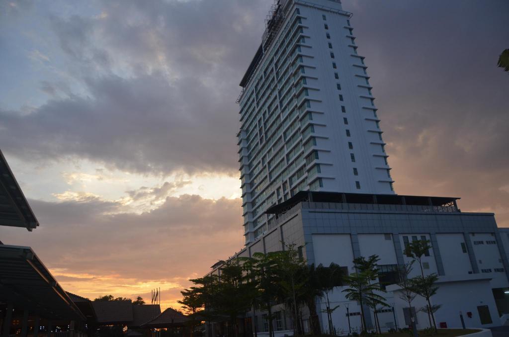 特纳拉酒店 班吉 外观 照片 The 10-storey tower of the hospital